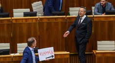 VIDEO: Koalícia stopla debatu ku konsolidačnému balíku. V sále sa strhla búrlivá výmena Matoviča a Kamenického