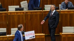 VIDEO: Koalícia stopla debatu ku konsolidačnému balíku. V sále sa strhla búrlivá výmena Matoviča a Kamenického