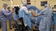 Inšpirujúci príbeh lekára, ktorý operuje z invalidného vozíka