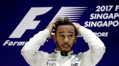Hamilton dokončil v Singapure hetrik, katastrofa pre Ferrari ihneď po štarte