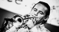 Záchranárov poslali na zlú adresu. Zomrel slovenský hudobník