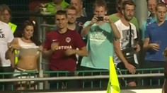 Fanúšička Sparty ukázala pri kopaní rohu prsia