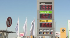 Ceny pohonných látok na Slovensku trhajú rekordy. Pozreli sme sa, ako sú na tom susedné krajiny