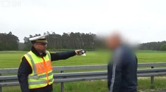 Chcete vidieť mŕtvolu? Takto nemecký policajt vyťahuje z áut ľudí, ktorí si fotia nehody