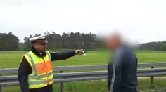 Chcete vidieť mŕtvolu? Takto nemecký policajt vyťahuje z áut ľudí, ktorí si fotia nehody