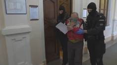 VIDEO: Muž obvinený z vraždy v Chorvátskom Grobe sa v Česku postavil pred súd. Rozhodol o jeho vydaní na Slovensko