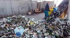 Halu na triedenie odpadu museli evakuovať. Našli niečo nezvyčajné