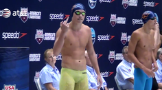 Kanadský plavec ukazuje pred každým pretekom prostredník otcovi