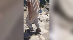 VIDEO: Ďalší turista vyrazil do Tatier v plážových papučiach. Zostup zo skalnatého terénu mu dal zabrať