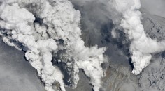 Turistom za chrbtom vybuchla sopka. Jeden z nich to nakrútil