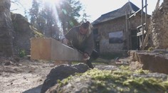 Jediným jeho príjmom sú sociálne dávky, no dokázal si kúpiť hrad. Zrúcanina doslova vstáva z popola