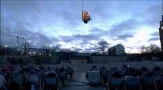 VIDEO: Úchvatný koncert hudobníka desať metrov nad zemou. Počas hry na piane visel na žeriave