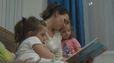 Hneď ako pani Mariya počula prvé výbuchy, zbalila dve deti a odišla do neznáma. Dočasný domov našla v Košiciach