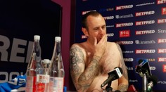 VIDEO: Majster sveta v snookeri prišiel na tlačovku nahý