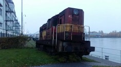 V Bratislave pri nákupnom centre Eurovea vybehol rušeň z koľají