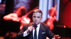 Robbie Williams v novom videoklipe. Čo na neho poviete?