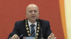 Zo zeleného trávnika za úradnícky stôl