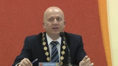 Zo zeleného trávnika za úradnícky stôl