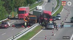 VIDEO: Nákladiak vrazil v plnej rýchlosti do auta diaľničiarov. Nehodu nasnímala kamera