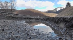 Upozornil cestárov na výtlk, ktorý mu zničil auto. Reakcia bola taká slovenská