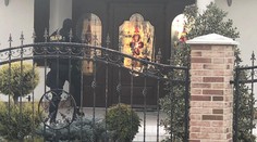 Zásah NAKA na juhu Slovenska súvisí s piatimi vraždami, zadržali aj starostu so synom