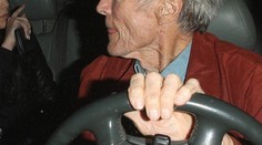 Hollywoodska hviezda sa nezdá: Tiahne mu na 90, vyfotili ho s 23-ročnou sexicou