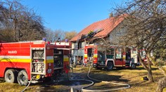 Nešťastie na východe Slovenska. Z okna domu sa valil dym, hasiči v ňom našli dôchodcu (†68) privaleného obhoreným stropom