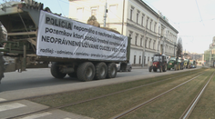 Traktory obsadili ulice Košíc. Farmári sa búria kvôli vojne o pôdu