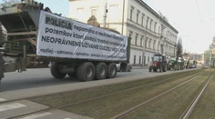 Traktory obsadili ulice Košíc. Farmári sa búria kvôli vojne o pôdu