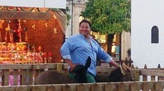 Na malého oslíka si sadol 150-kilový chlap. Mláďa zomrelo