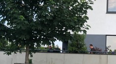 V Trnave počas zásahu NAKA vyskočil muž z terasy na 7. poschodí