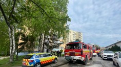 V Košiciach evakuovali bytový dom pre požiar a silné zadymenie. Horela elektrická kolobežka