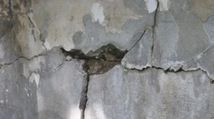Ako časovaná bomba. Protipovodňový múr vo Vysokej pri Morave sa môže pretrhnúť už pri ďalšej väčšej povodni