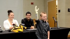 Chlapec po prvý raz objal matku vďaka protéze z 3D tlačiarne