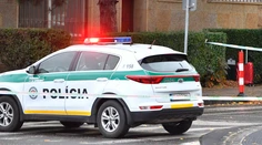 Muž v Huncovciach napadol ženu, neskôr zaútočil nožom na policajtov