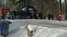 VIDEO: Pomoc, akú ste ešte určite nevideli. Fanúšikovia "vrátili" auto späť na trať