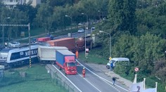 V Bratislave sa zrazil vlak s nákladiakom. Zastavili dopravu smerom do Podunajských Biskupíc