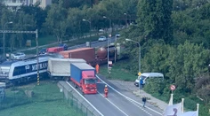 V Bratislave sa zrazil vlak s nákladiakom. Zastavili dopravu smerom do Podunajských Biskupíc