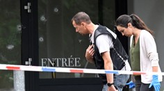 Scéna ako z akčného filmu vo Francúzsku. Prišli na terénnom aute, vytiahli automatické pušky a rozstrieľali svadobčanov