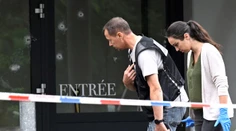 Scéna ako z akčného filmu vo Francúzsku. Prišli na terénnom aute, vytiahli automatické pušky a rozstrieľali svadobčanov