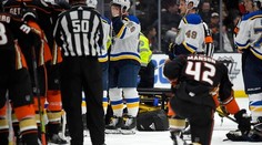 Chvíle hrôzy a neistoty počas zápasu NHL. Jay Bouwmeester skolaboval, previezli ho do nemocnice