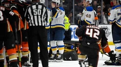 Chvíle hrôzy a neistoty počas zápasu NHL. Jay Bouwmeester skolaboval, previezli ho do nemocnice
