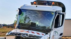 V Ivanke pri Nitre sa zrazil vlak s nákladiakom, hlásia troch zranených