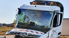 V Ivanke pri Nitre sa zrazil vlak s nákladiakom, hlásia troch zranených
