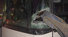 VIDEO len pre silné povahy. Vodiča autobusu prepichla tyč