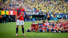 VIDEO: Haaland hlavnou hviezdou spoluhráčovej svadby. Strhol hostí, aby veslovali ako Nóri na MS