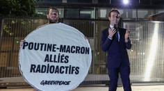 Aktivisti vzali z múzea sochu francúzskeho prezidenta. Využili ju pri proteste, potom ju vrátlili