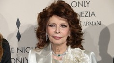 Legendárna Sophia Loren utrpela ťažký úraz. Po páde v kúpeľni si zlomila dve dôležité kosti a skončila pod skalpelom