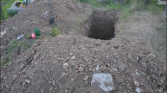 Z hrobu exhumovali pozostatky otca s cieľom pochovať tam brata. Chceli takto ušetriť