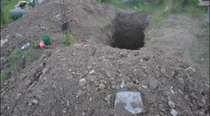Z hrobu exhumovali pozostatky otca s cieľom pochovať tam brata. Chceli takto ušetriť